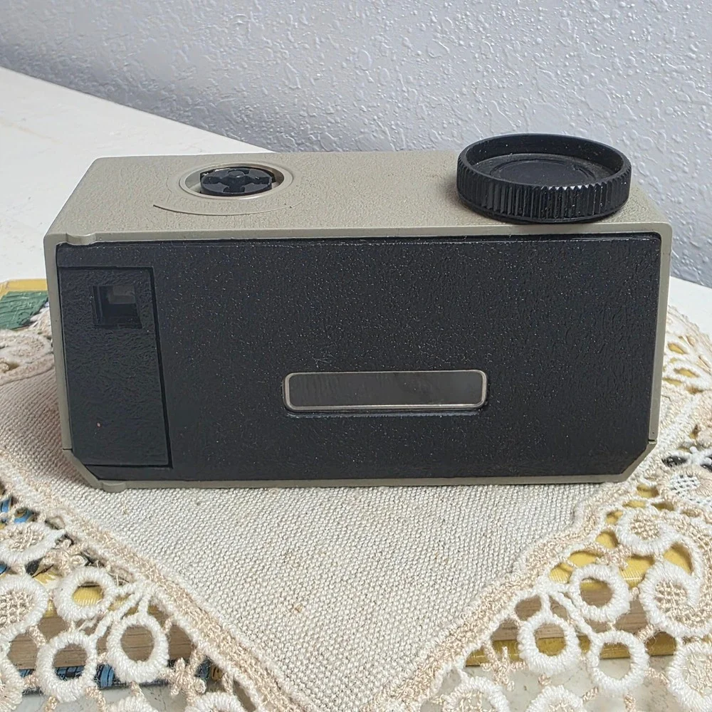 Vintage 60s Kodak Hawkeye Instamatic II 126 Film Camera Tan Black‎